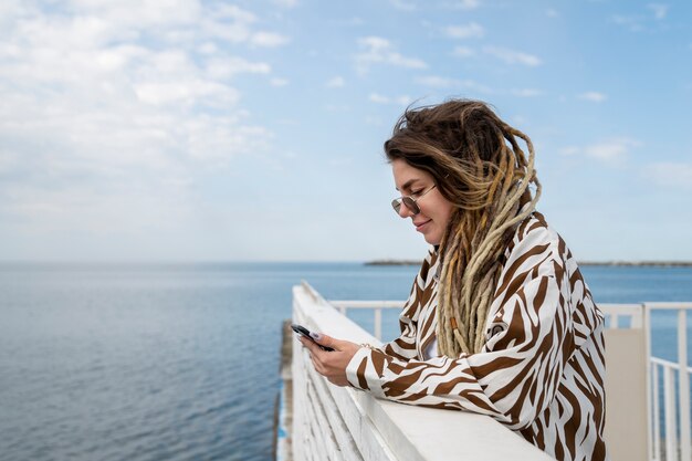 Foto gratuita smartphone della tenuta della donna del colpo medio