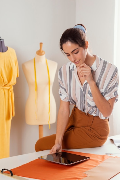 Foto gratuita compressa della holding della donna del colpo medio