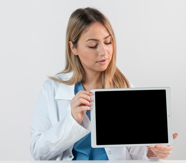 Medium shot woman holding tablet