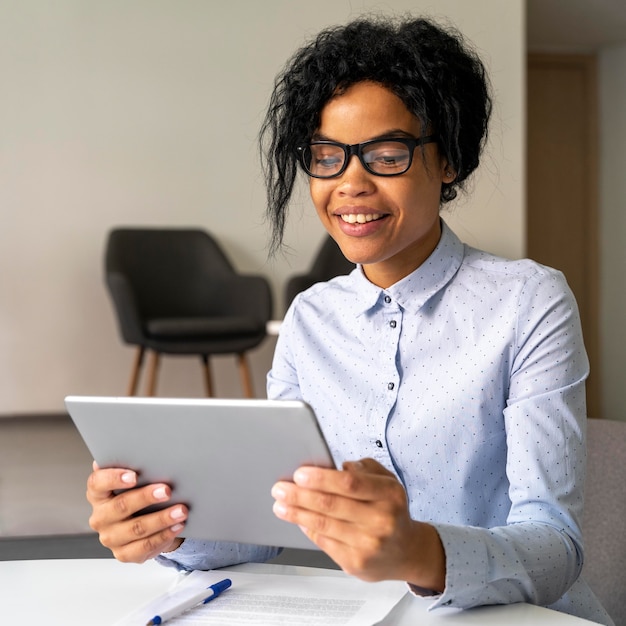 Free photo medium shot woman holding tablet