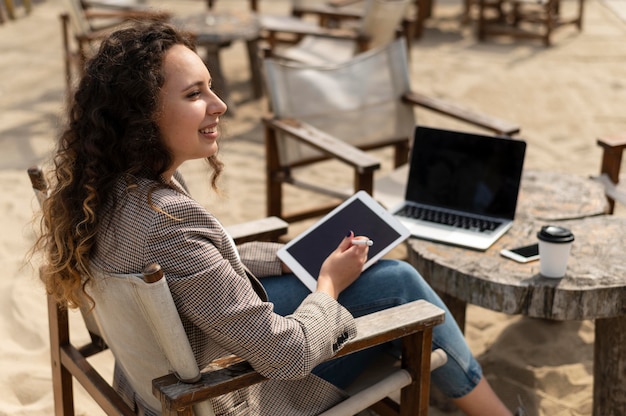 タブレットを保持しているミディアムショットの女性