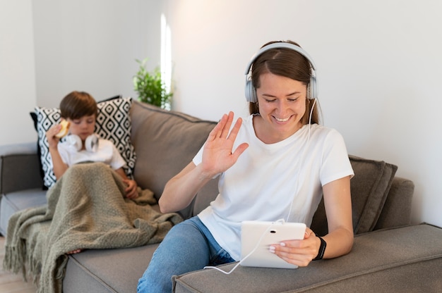 タブレットを保持しているミディアムショットの女性