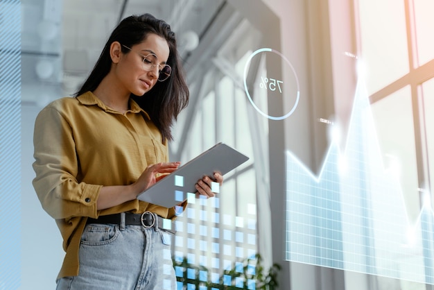 Free photo medium shot woman holding tablet