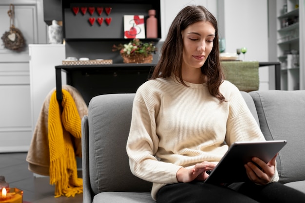 タブレットを保持しているミディアムショットの女性