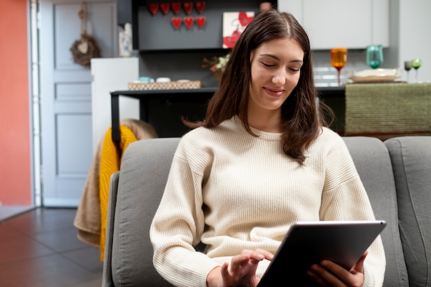 タブレットを保持しているミディアムショットの女性