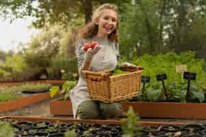 Free photo medium shot woman holding tomatoes