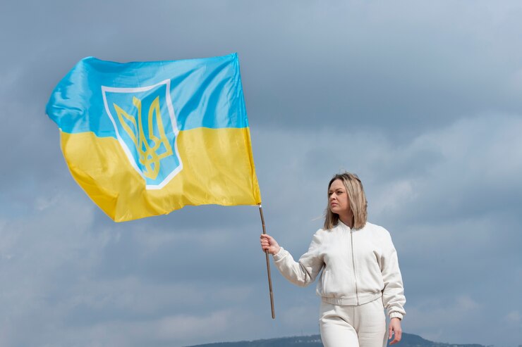 Бесплатный Фотография женщина среднего выстрела с украинским флагом на улице