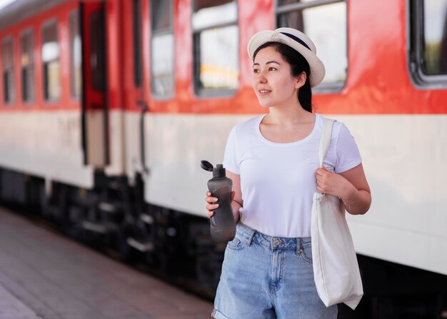 水のボトルを保持しているミディアムショットの女性