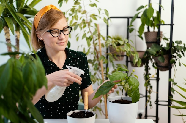 Free photo medium shot woman holding water bottle