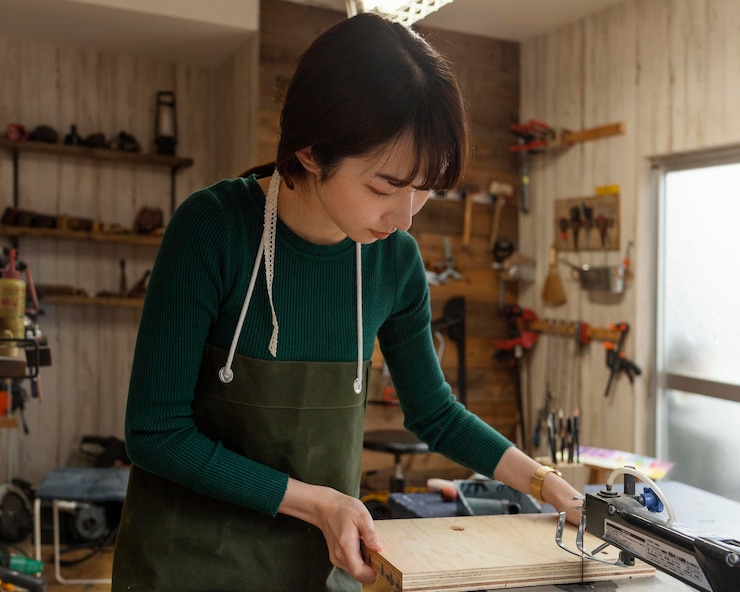 無料Photo 木片を持っているミディアムショットの女性