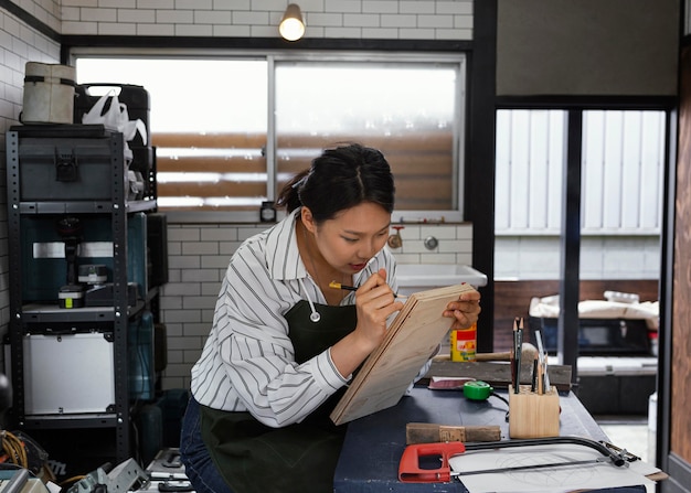 木を持っているミディアムショットの女性