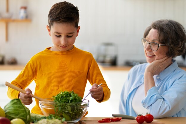 ミディアムショットの女性と子供が一緒に料理する