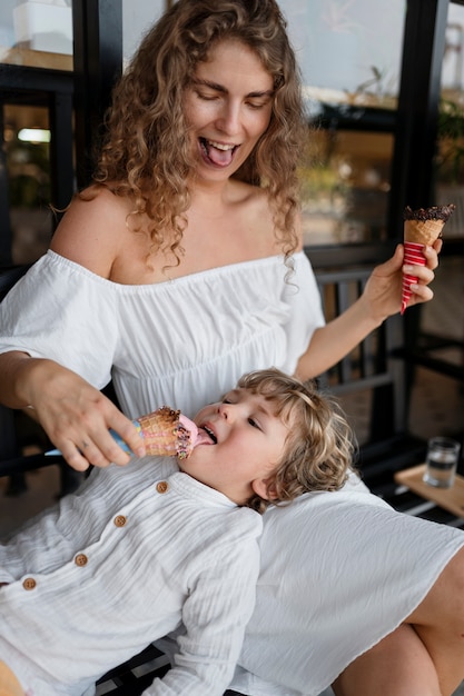 Женщина среднего роста и ребенок с мороженым