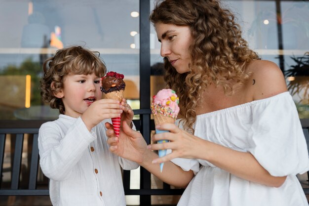 Женщина среднего роста и ребенок с мороженым