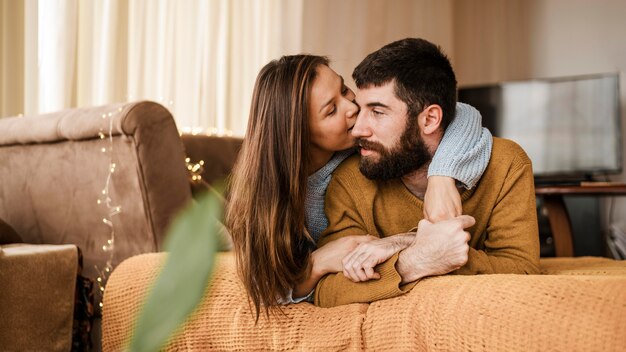 ミディアムショットの女性が頬に男にキス