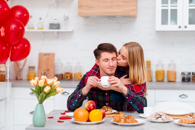 無料写真 ミディアムショットの女性が頬にキス男