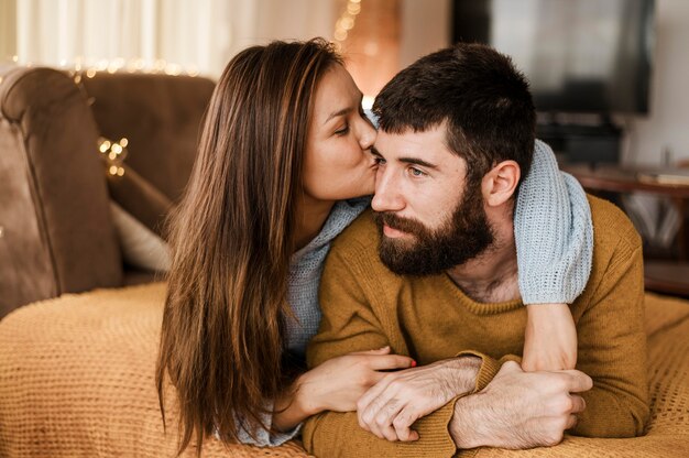 ミディアムショットの女性が男にキス