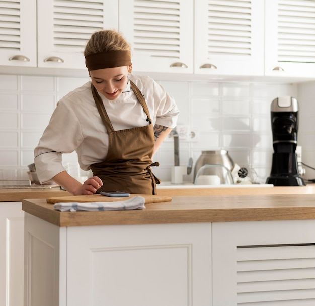 Foto gratuita donna del colpo medio in cucina