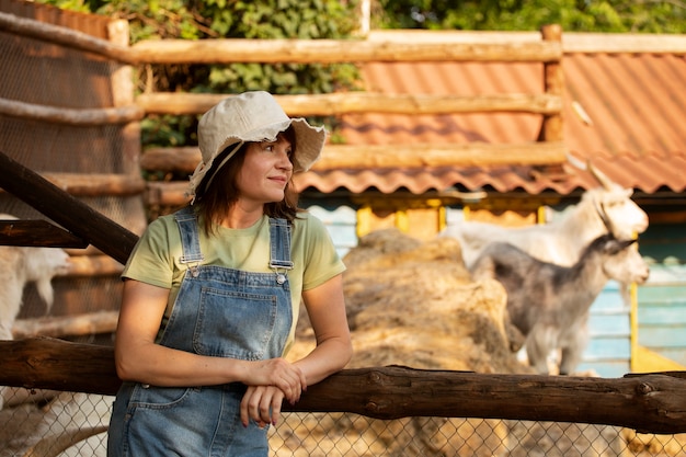 Foto gratuita donna del piano medio che vive alla fattoria
