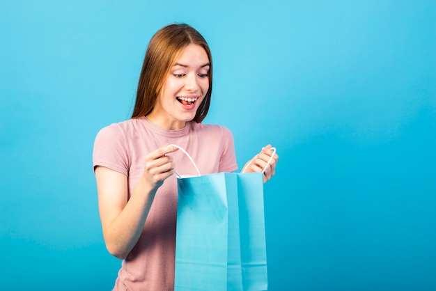 Free photo medium-shot woman looking at her purchased items