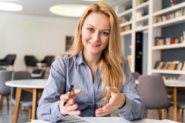 Free photo medium shot woman making hand gestures