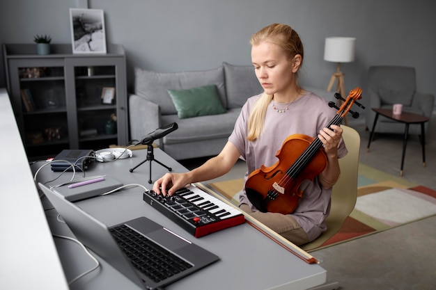 音楽を作るミディアムショットの女性