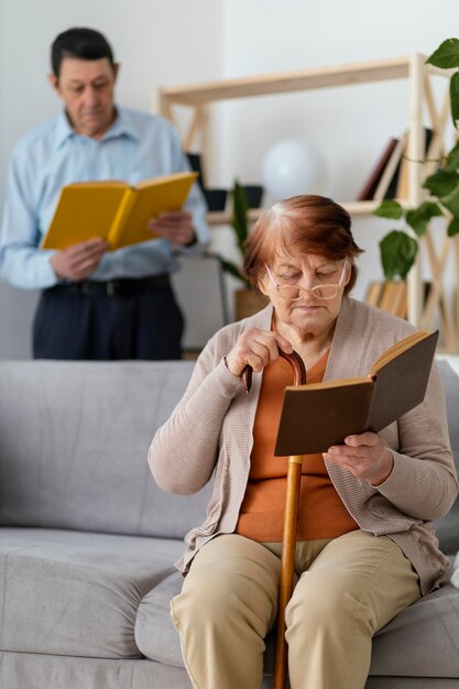 ミディアムショットの女性と男性の読書