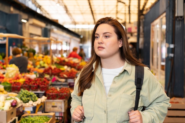 Foto gratuita donna del tiro medio al mercato