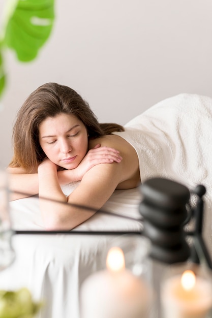 Foto gratuita colpo medio donna sul lettino da massaggio