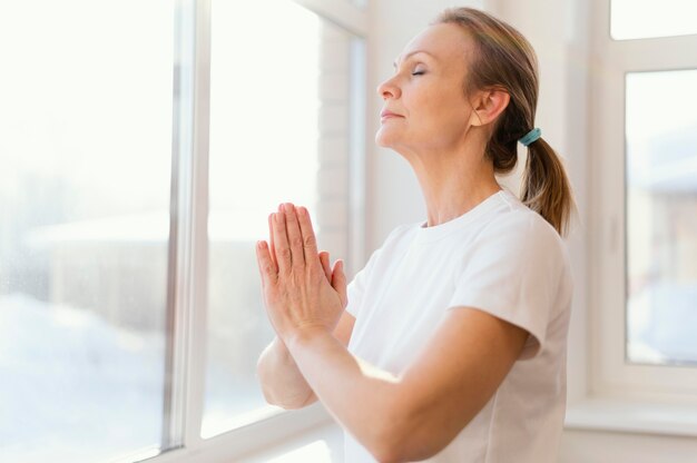ミディアムショットの女性が瞑想