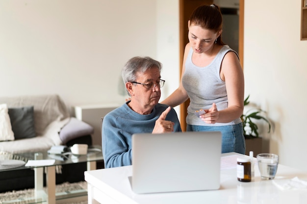 Free photo medium shot woman and old man