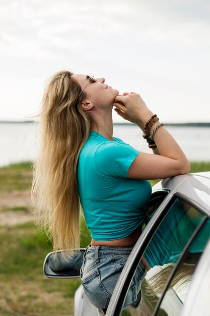 車の窓からミディアムショットの女性