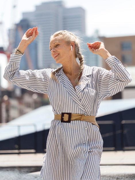 Free photo medium shot woman outdoors