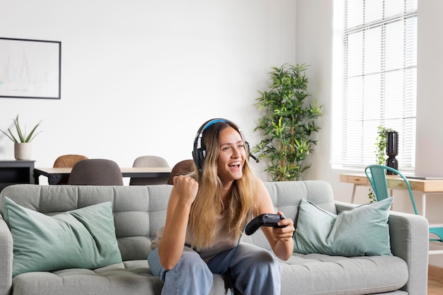 Free photo medium shot woman playing game