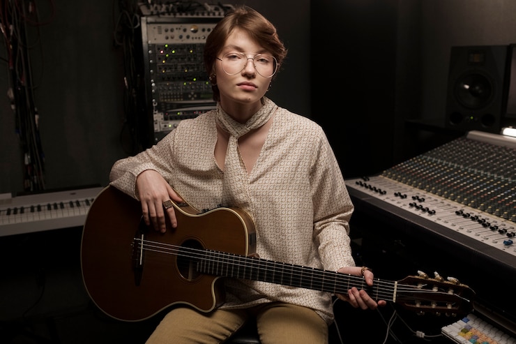 무료 Photo 기타를 연주하는 미디엄 샷 여성