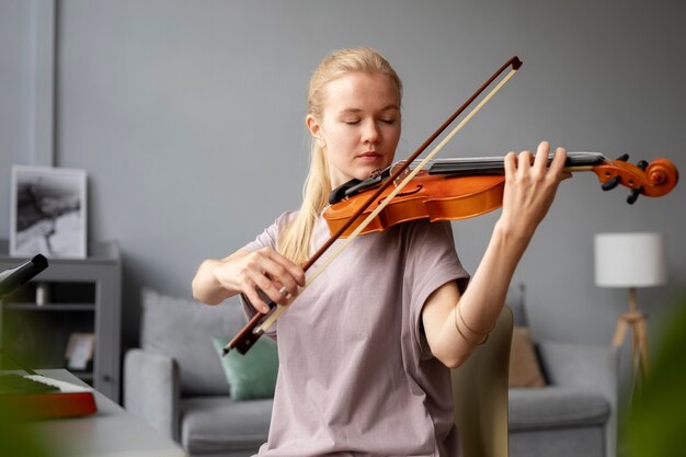 Женщина среднего выстрела, играющая на скрипке