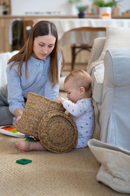 Donna del colpo medio che gioca con il bambino