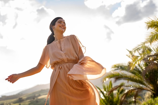 Donna del colpo medio che posa nella natura