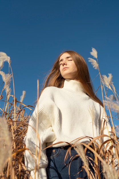 Free photo medium shot woman posing outdoors