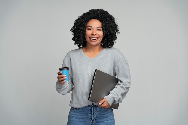 Free photo medium shot woman posing in studio