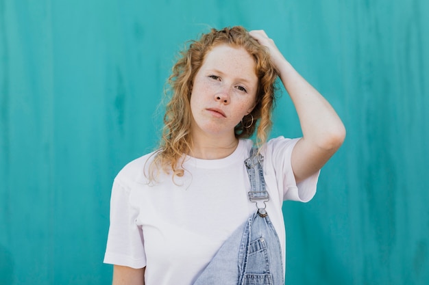 Free photo medium shot woman posing with blue background