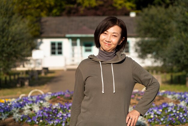 花でポーズをとるミディアムショットの女性