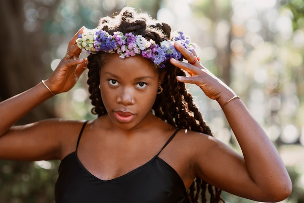 Foto gratuita donna del colpo medio che posa con i fiori