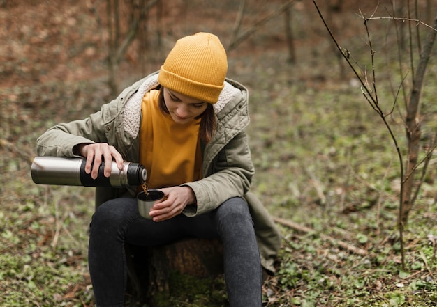 Medium shot woman pouring coffee