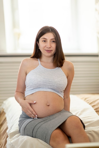 無料写真 ミディアムショット女性妊娠シルエット