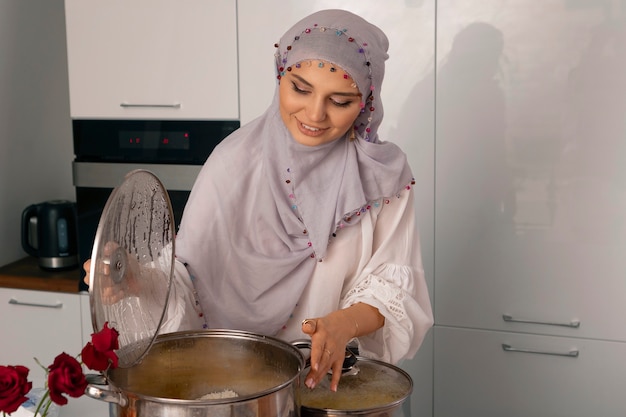 Foto gratuita donna del colpo medio che si prepara per il ramadan