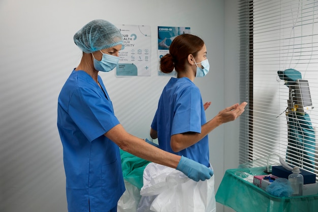 Foto gratuita donna del tiro medio che indossa l'attrezzatura