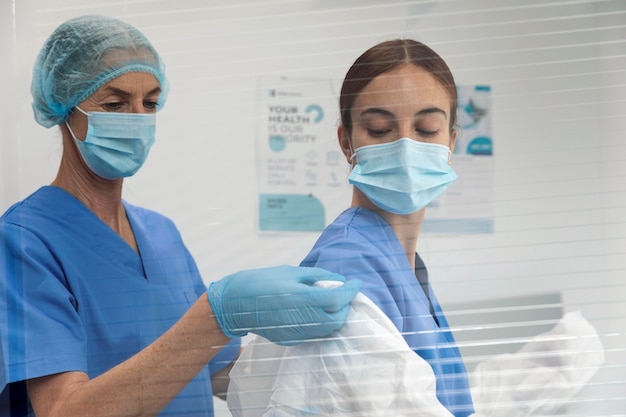 Foto gratuita donna del tiro medio che indossa una tuta ignifuga