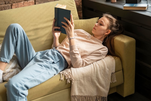 Foto gratuita libro di lettura della donna del colpo medio