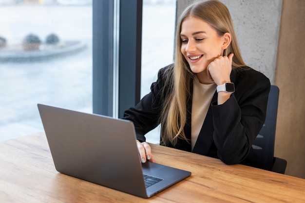 Free photo medium shot woman reading digital magazine